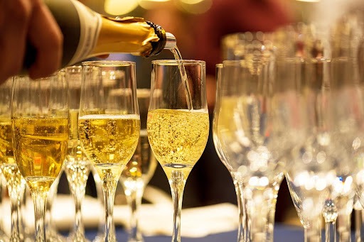 Champagne Là Gì? Vì Sao Champagne là Loại Vang Nổi Tiếng Thế Giới?