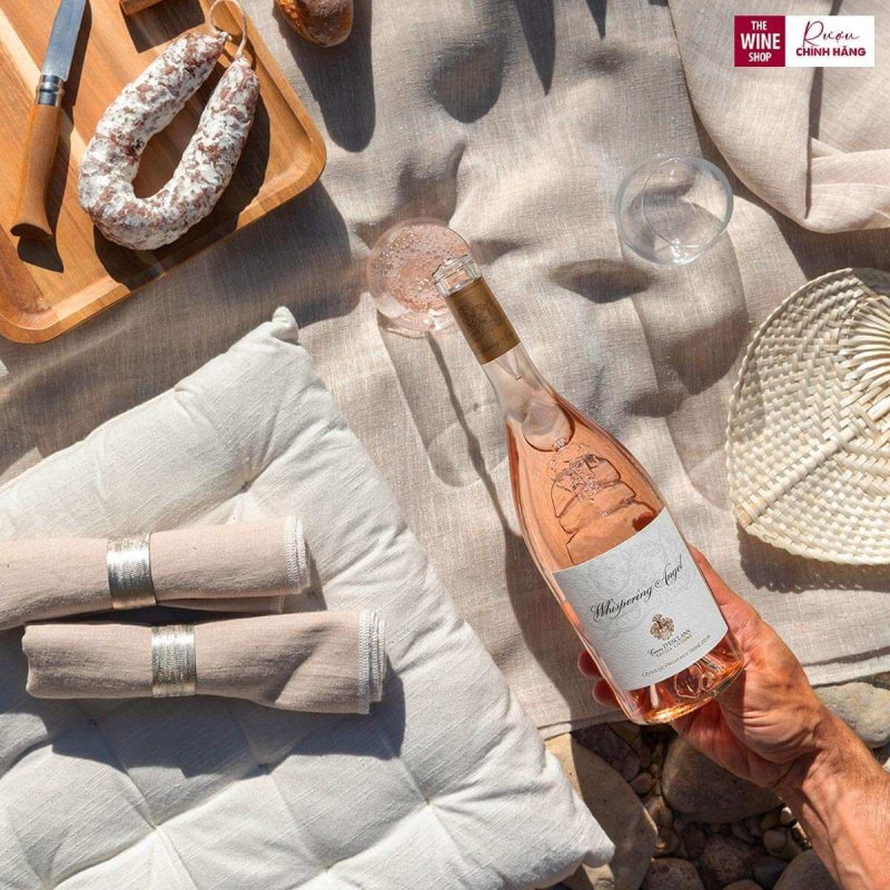 Rượu vang hồng Chateau D’esclans Whispering Angel được sản xuất với nghệ thuật pha trộn thủ công truyền thống