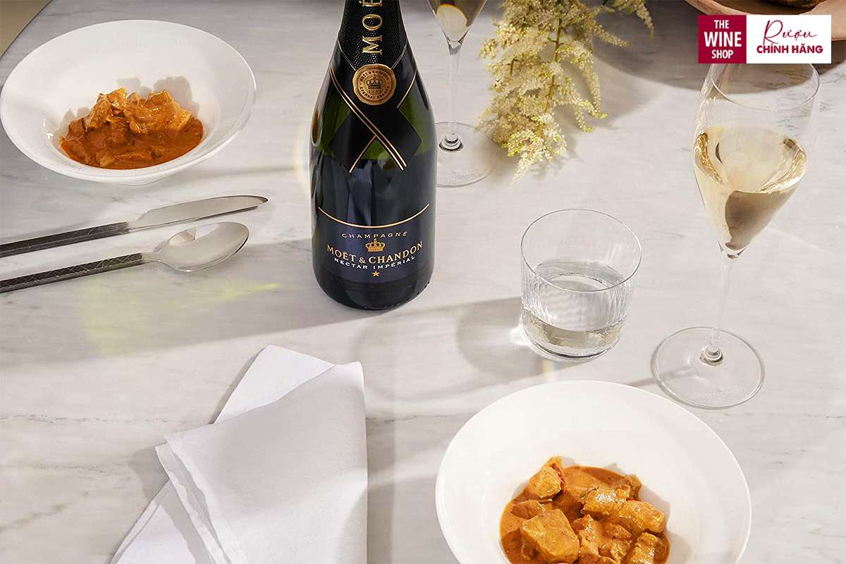 Champagne Moet & Chandon Imperial Brut Nectar có thể thưởng thức nguyên chất hoặc thêm đá để tăng hương vị