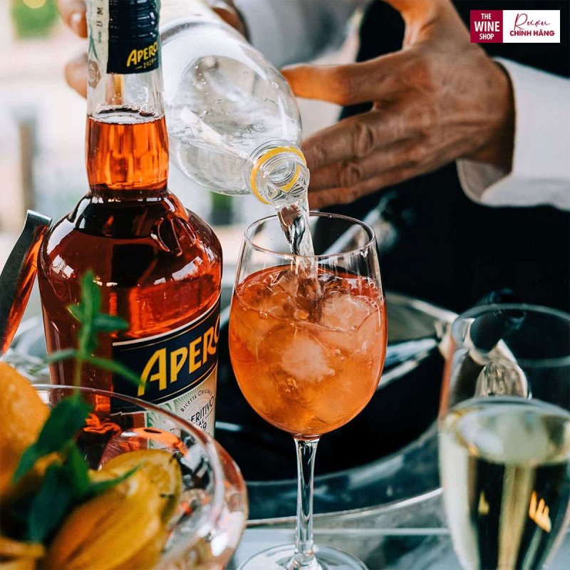 Rượu Mùi Aperol là nhãn hiệu rượu mùi có xuất xứ từ Ý với màu cam đẹp mắt đặc trưng
