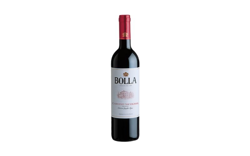 Bolla Cabernet Sauvignon có màu đỏ thẫm sâu lắng như một bức tranh đầy sức sống. 