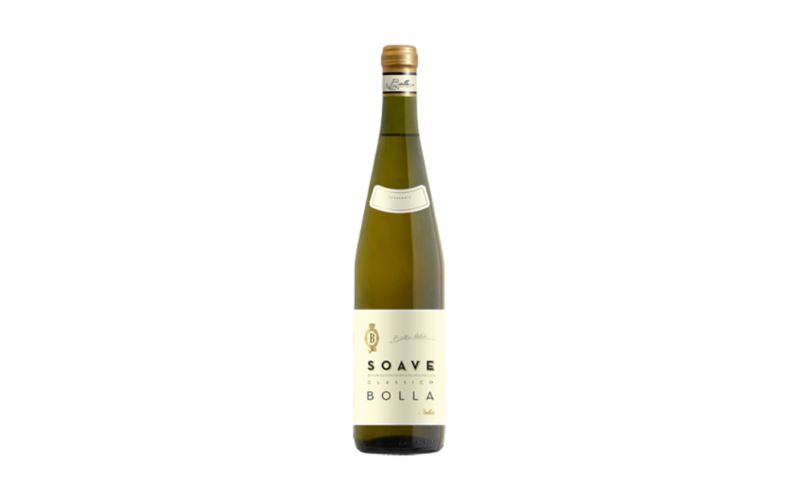 Bolla Soave Classico DOC Rétro có màu vàng rực rỡ và ánh phản chiếu nhẹ nhàng.