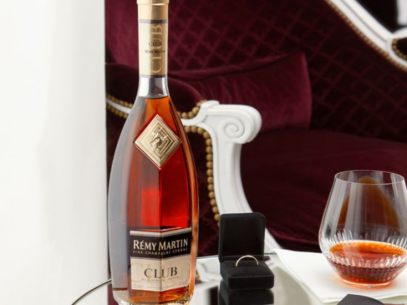 REMY MARTIN CLUB 300cl pha chế từ nhiều dòng rượu chưng cất lâu năm