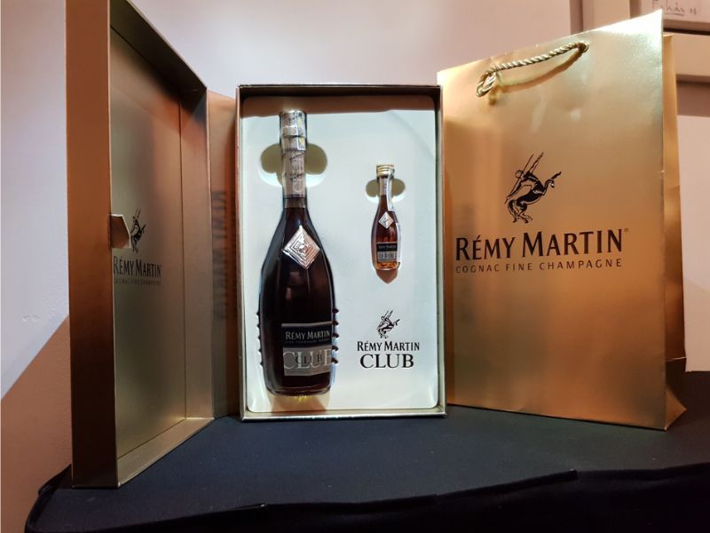 Địa chỉ uy tín mua rượu REMY MARTIN CLUB 300cl