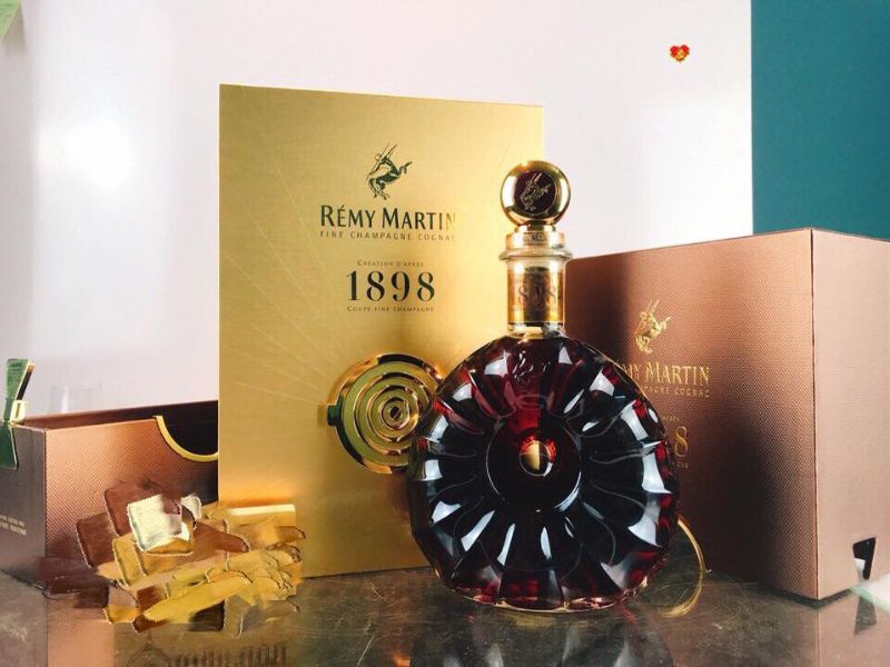 REMY MARTIN Creation 1898 nổi bật với sắc rượu vàng hổ phách đậm