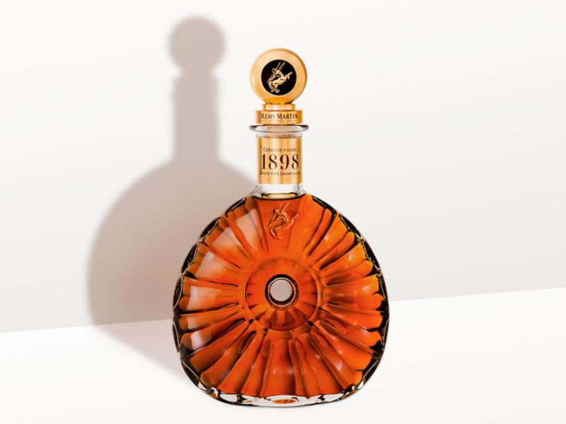 Thưởng thức vị ngon của rượu REMY MARTIN Creation 1898 trong ly Tulip shape