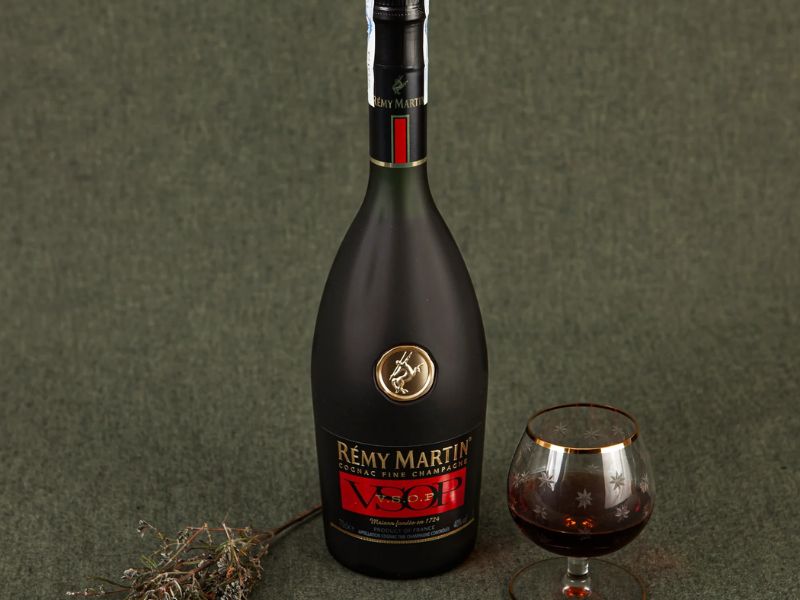 REMY MARTIN VSOP rất thích hợp cho những buổi tụ tập của bạn bè hay các bữa tiệc sang trọng