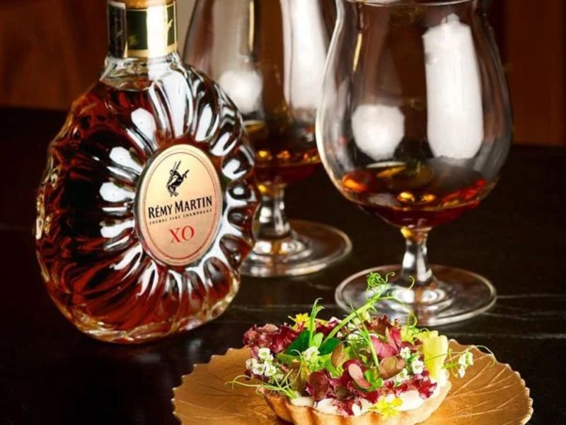 Phiên bản Remy Martin XO nổi bật với sắc rượu vàng hổ phách đậm