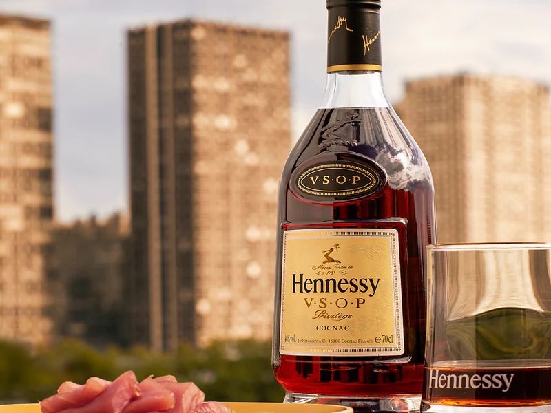 Rượu Hennessy Vsop 70cl sở hữu cho mình màu vàng nâu sóng sáng