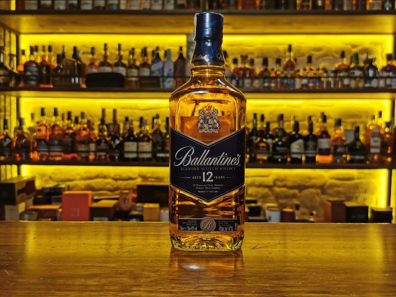 BALLANTINES 12YO với thiết kế cổ điển, mạnh mẽ