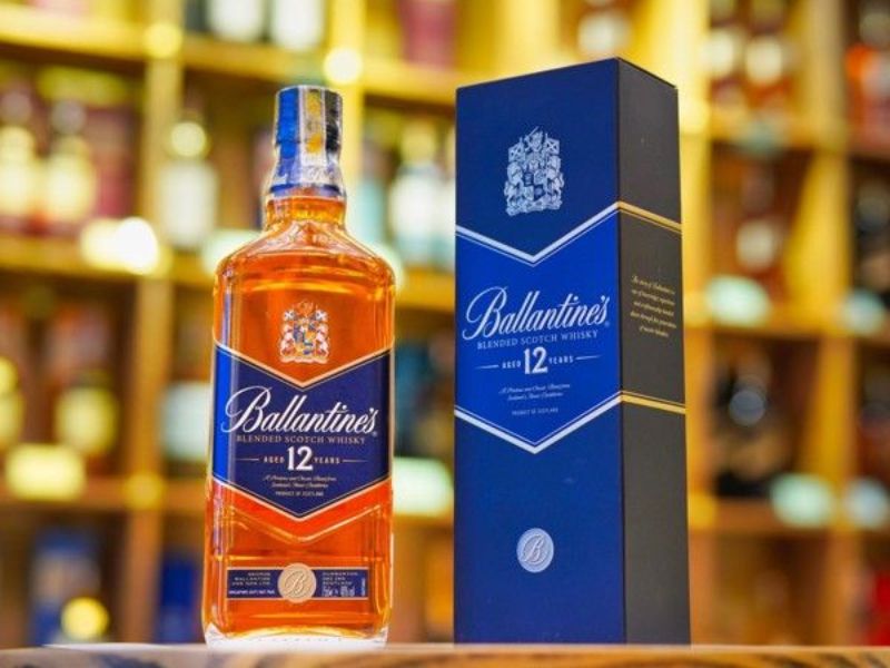 BALLANTINES 12YO được đánh giá là loại Whisky có hương vị trơn mượt, phong phú