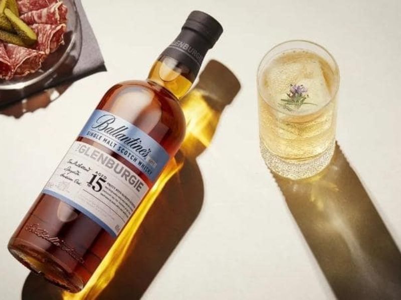 Thiết kế ấn tượng và thanh lịch của BALLANTINES 15YO Glenburgie