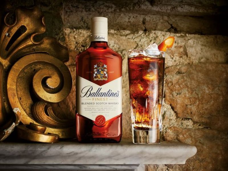 BALLANTINES Finest hòa quyện tinh tế từ 50 loại single malt