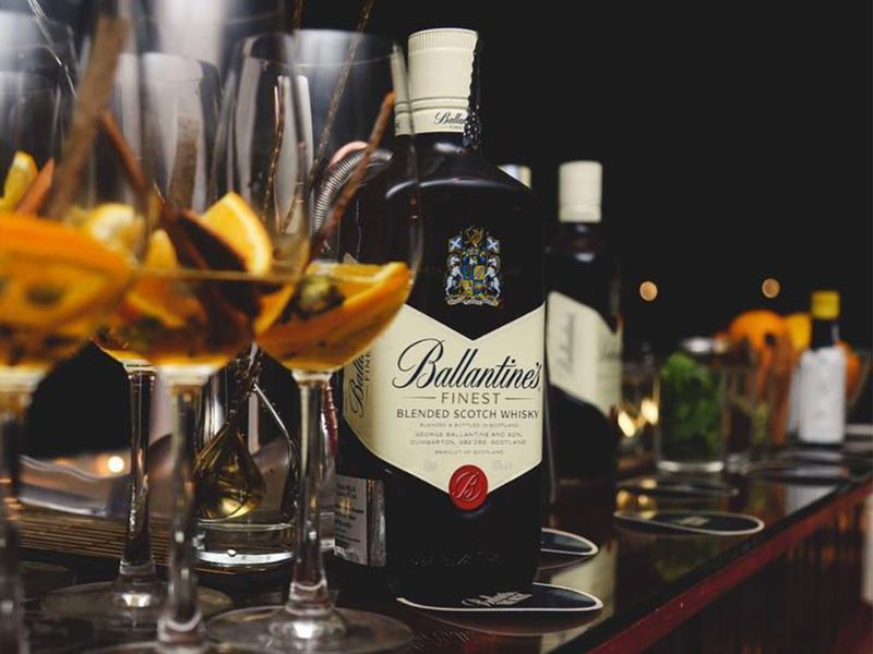 BALLANTINES Finest thích hợp cho các buổi tiệc họp mặt nhẹ nhàng