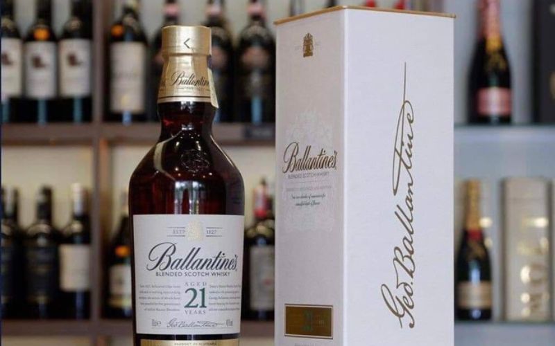 Sự hòa quyện của Ballantine's 21 YO tạo nên một trải nghiệm thưởng thức whiskey đích thực.