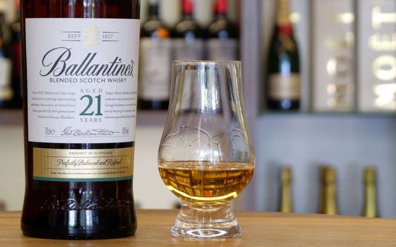 Ballantine's 21 YO là sự kết hợp tinh tế giữa hương thơm của gỗ sồi, hạt cà phê và vani.