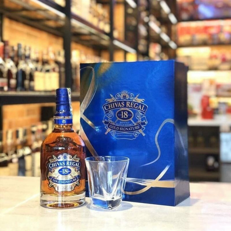 Rượu Chivas 18 được thiết kế đầy sang trọng với dáng chai tròn cổ điển