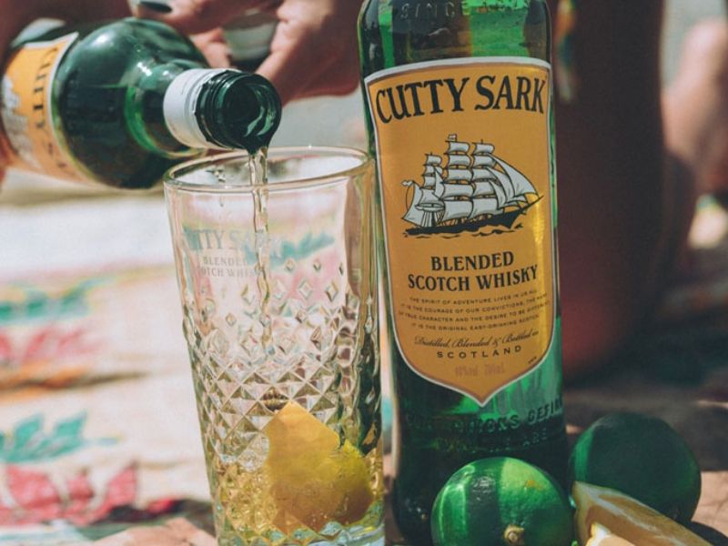 CUTTY SARK Original nổi bật với màu sắc bắt mắt, hương vị đạt chuẩn cùng độ cồn mạnh mẽ