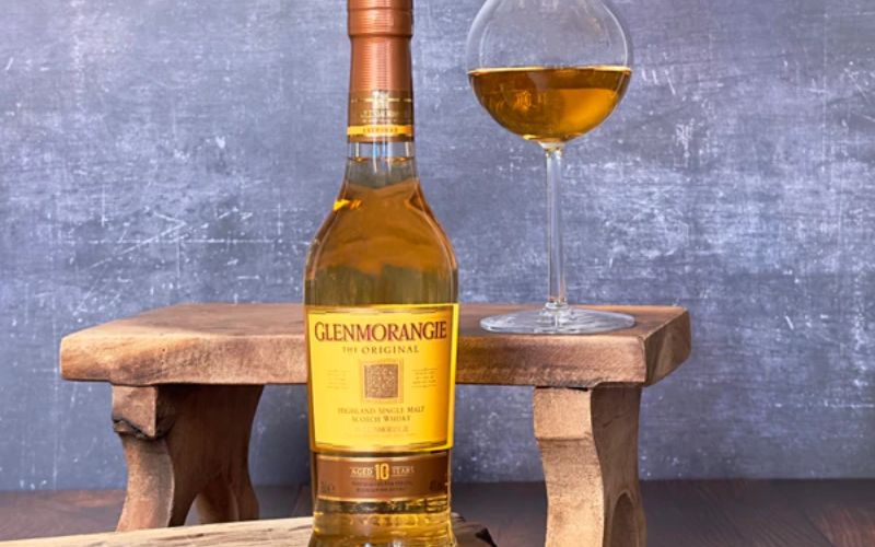 Glenmorangie Original đơn giản với thiết kế thân thủy tinh trụ thanh thoát nhưng không kém phần sang trọng