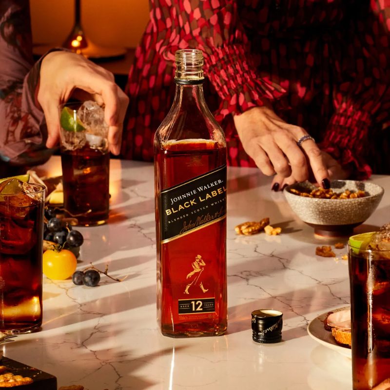 JW Black Label khiến người thưởng thức say mê bởi hương vị tinh túy.