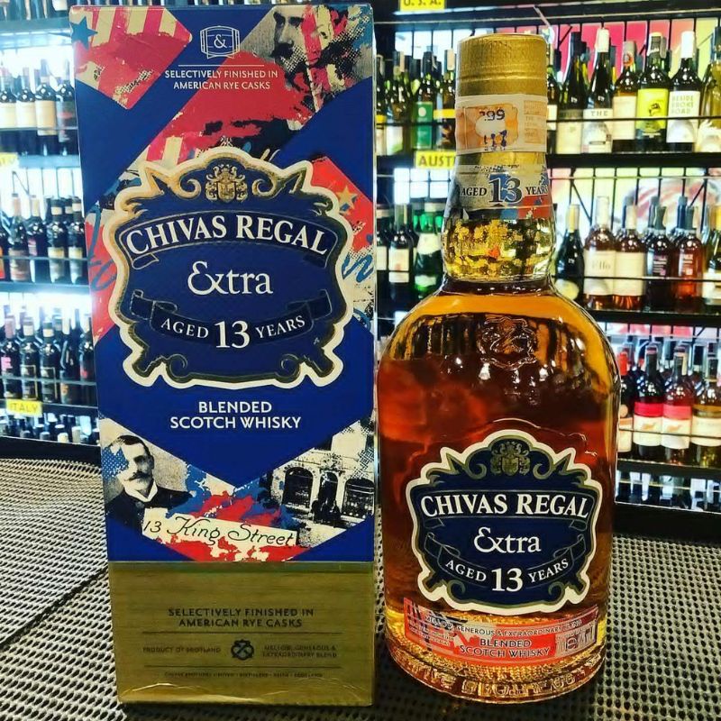 CHIVAS 13 American Rye Cask (xanh) với hương vị dịu nhẹ, ngọt ngào đặc trưng