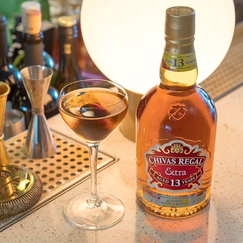 Rượu CHIVAS 13 Oloroso Sherry Cask (đỏ) vẻ đẹp ngoại quan tinh tế