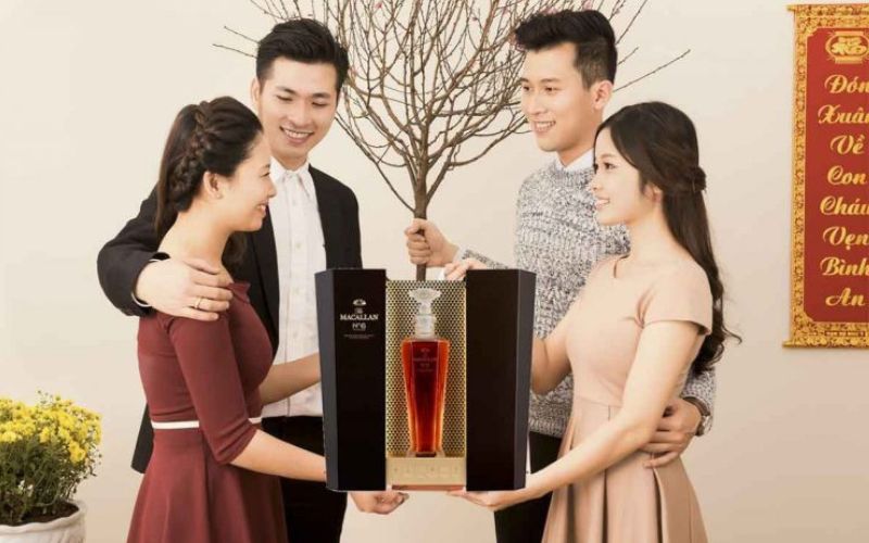 Với thiết kế độc đáo và sang trọng, Macallan Reflexion Decanter là biểu tượng của sự lịch lãm và đẳng cấp.