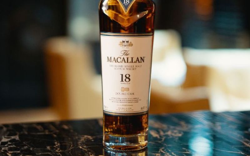 Màu hổ phách ấm áp của Macallan 18 YO Double Cask tạo nên sự quyến rũ và sang trọng.