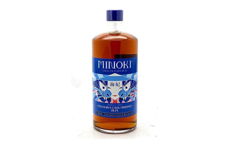 Cận cảnh chai rượu Minoki Mizunara Cask Finished