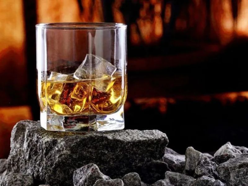 Thêm đá vào ly Whisky – một trải nghiệm đầy phá cách