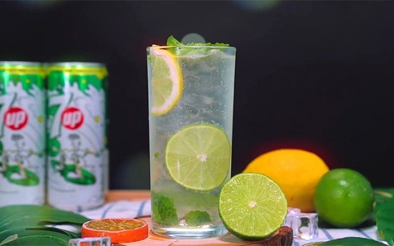 Hòa quyện hương vị đặc trưng của rượu Vodka với một chút soda và chanh sẽ tạo ra những ly cocktail sôi động và hấp dẫn.