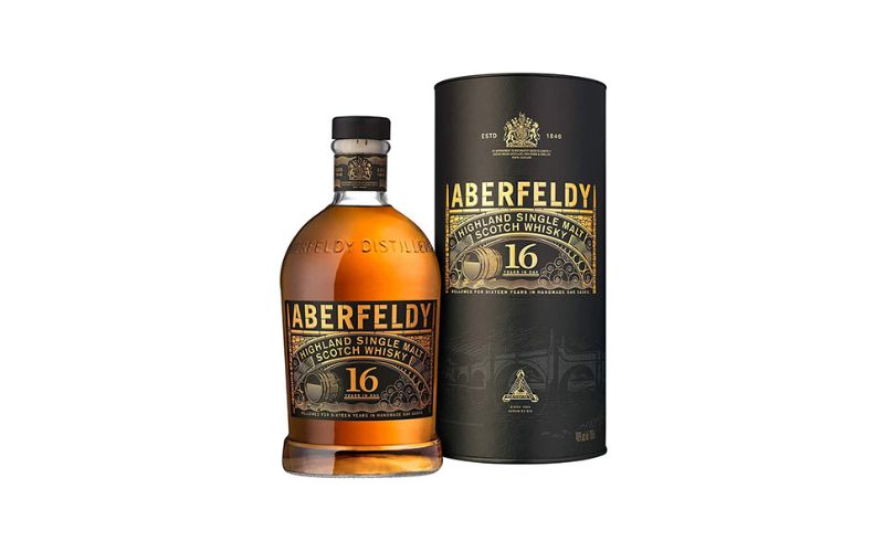 Aberfeldy được chưng cất và ủ kỹ lưỡng để tạo ra hương vị phong phú, từ mật ong ngọt ngào đến vị chát nhẹ của gỗ sồi.