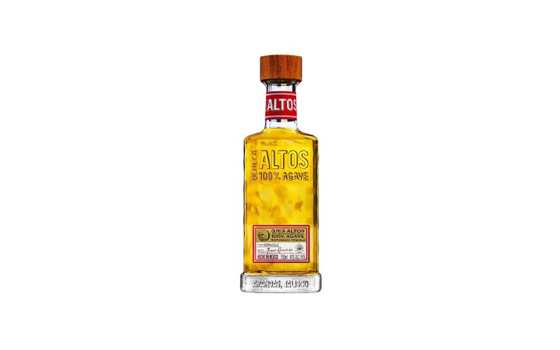 Tequila có hương vị đặc trưng từ agave, mang đến sự độc đáo và phức tạp.