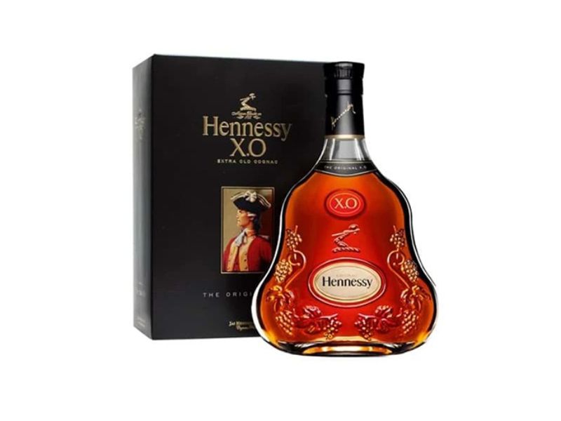 Nhấp một ngụm nhỏ rượu Hennessy, để chất lỏng bao bọc nơi đầu lưỡi