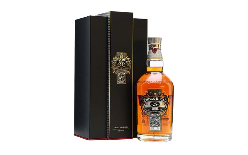 Cận cảnh chai rượu Chivas 25