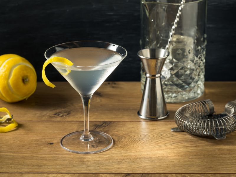 Làm lạnh ly cocktail để tạo điều kiện lý tưởng pha chế hương vị Martini trứ danh