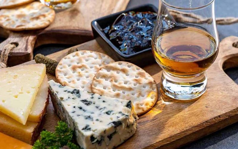 Uống Rượu Whisky khói cùng phô mai Cheddar